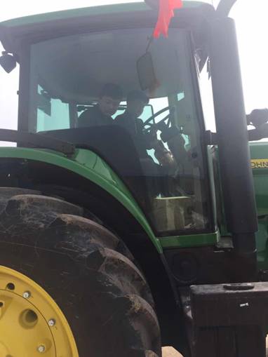 在何氏农机合作社学员学习新型农机